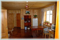 Кухня-столовая в деревянном коттедже